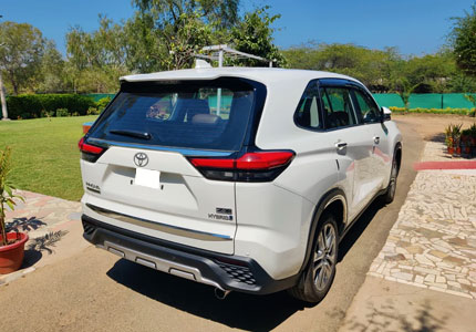 Toyota Innova Hycross